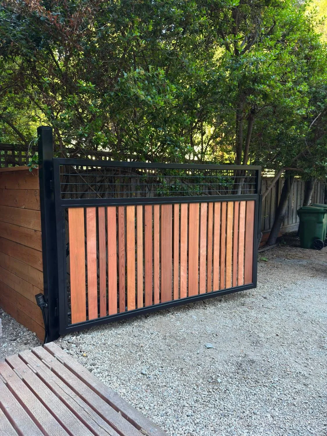 Completed wood-and-steel swing-gate leaf