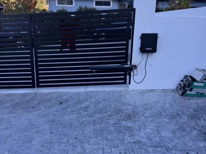 horizontal-line-driveway-gate