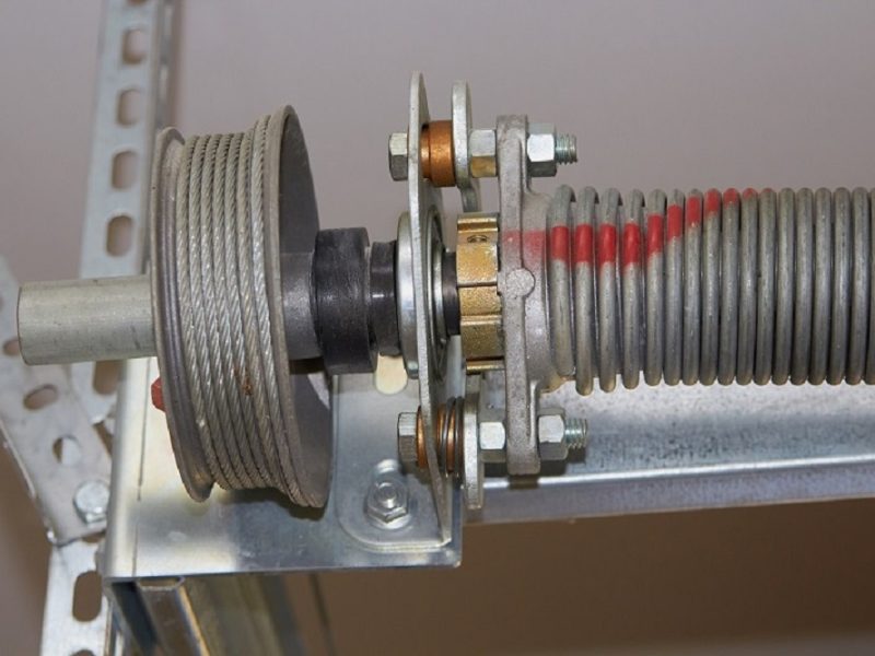 Springs tensioning the garage door mechanism,garage door mechanism with roller and cable and spring Springs tensioning the garage door mechanism,garage door mechanism with roller and cable and spring
